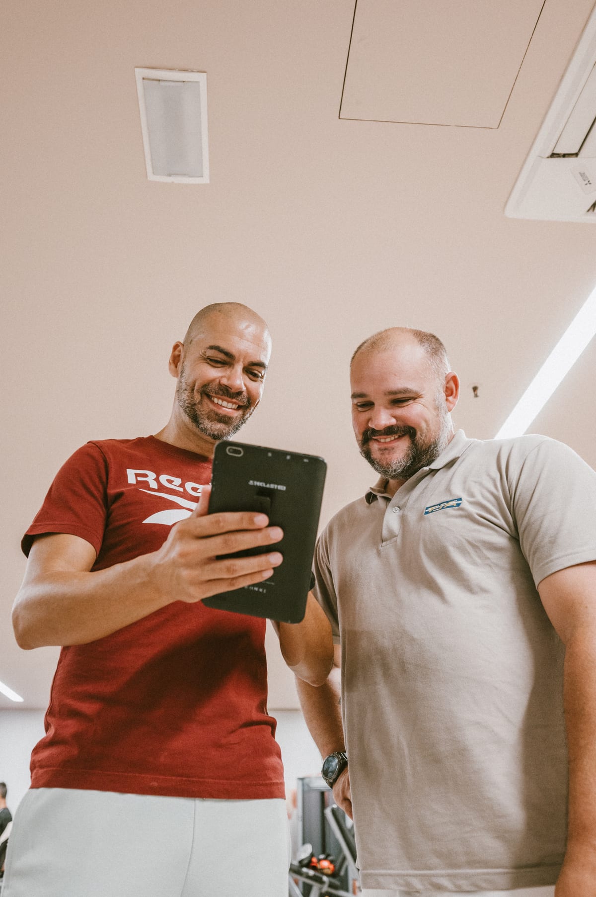 Pedro Sargento a explicar uma avaliação física com apoio de tablet