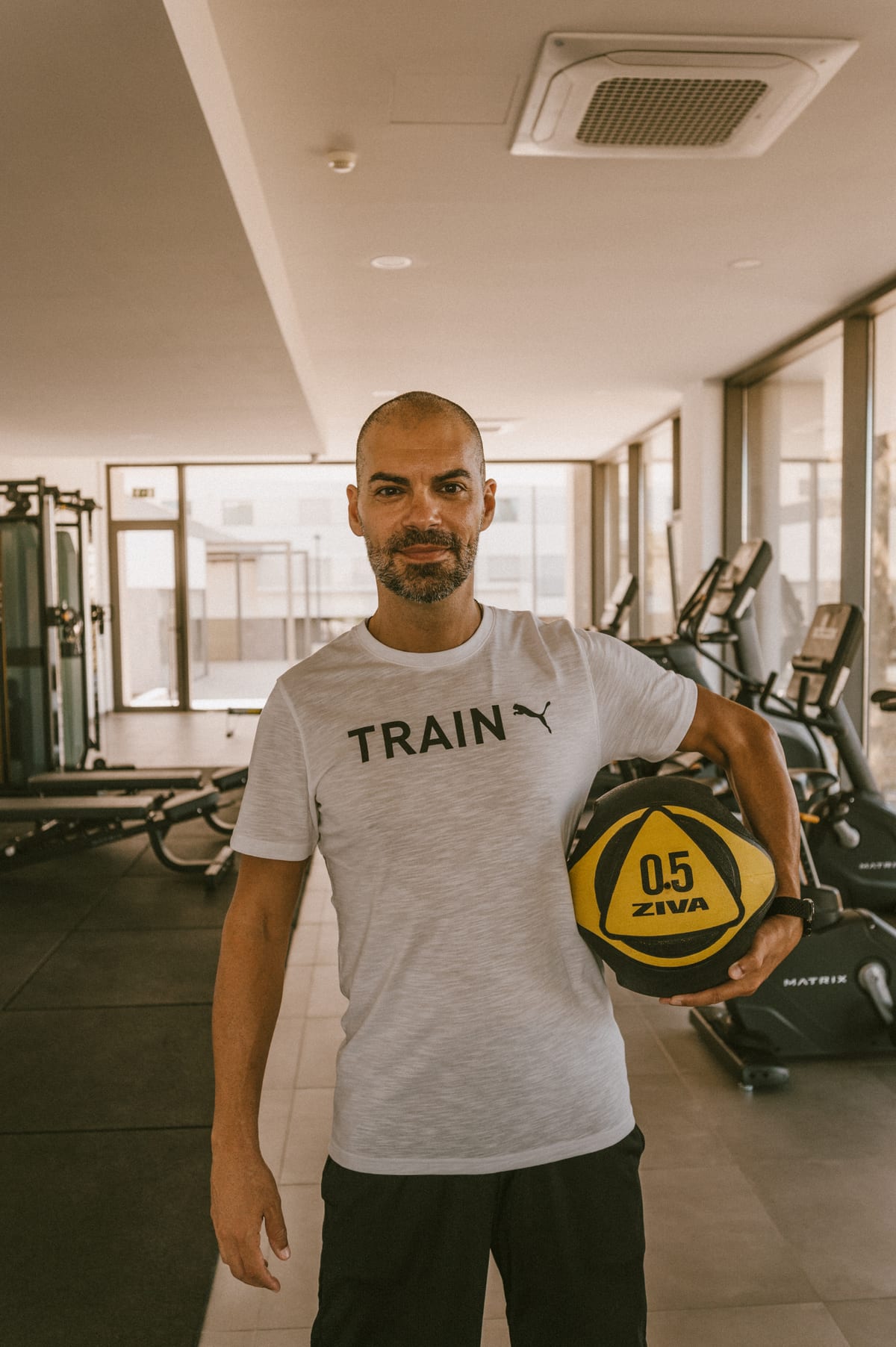 Pedro Sargento no espaço de treino com uma bola medicinal